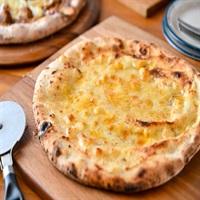 4種のチーズピザ（はちみつ付き）　≪冷凍≫